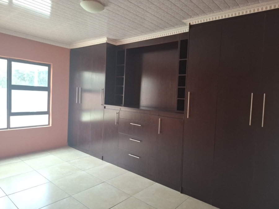 5 Bedroom Property for Sale in Fichardt Park Free State